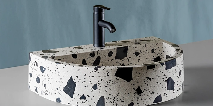Lavabo ''Bol'' de forme demi-lune en Terrazzo blanc et marbre noir