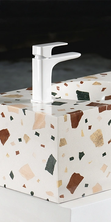 Petit lavabo cubique coulé en Terrazzo multicolore