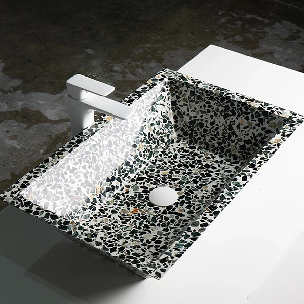 Vasque ''custom'' de forme prismatique en Terrazzo vert