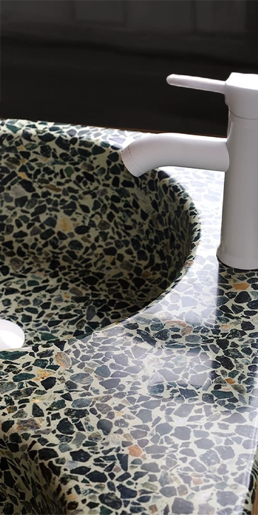 Petit lavabo double vasque coulé en Terrazzo vert