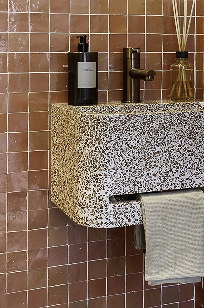 Petit lave-mains avec porte-serviettes en Terrazzo rouge