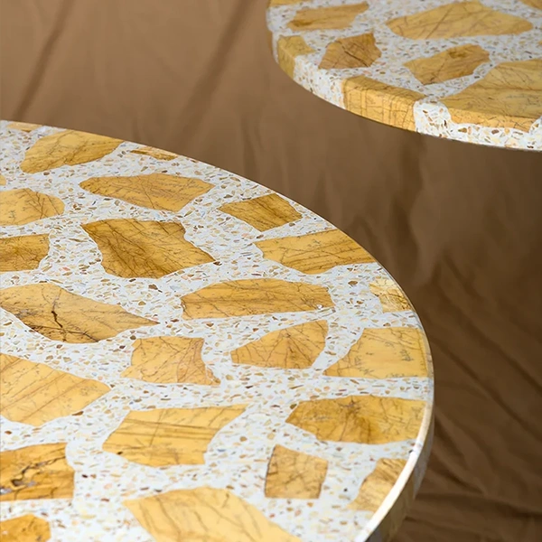 Plateaux de table en Terrazzo et grandes plaques de marbre jaune.
