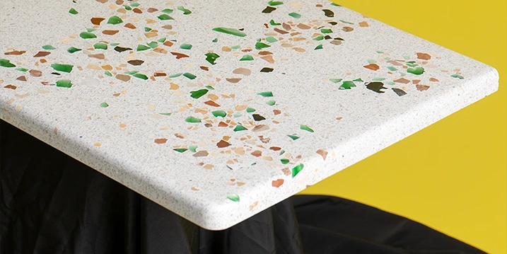 Plateau de table en Terrazzo personnalisé avec un semis de grains de Marbre et Cristal