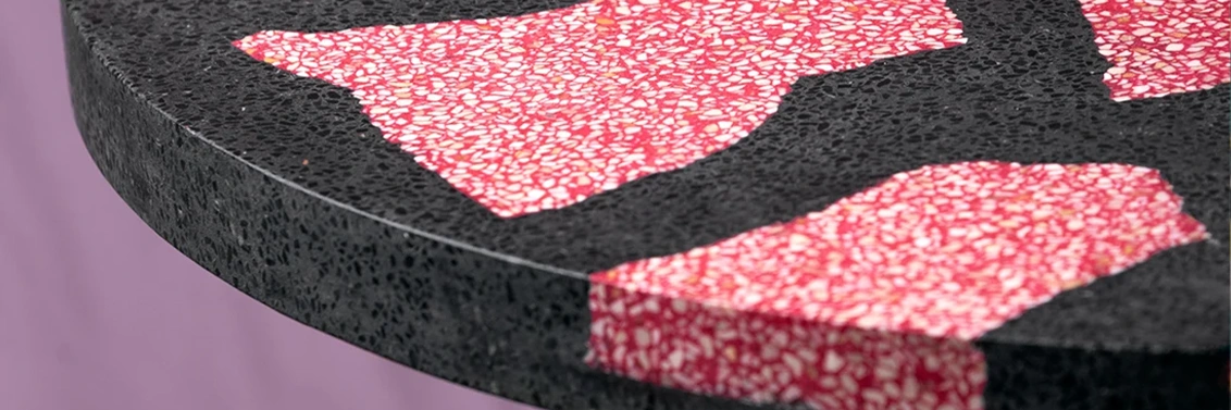 Plateaux de table sur mesure en Terrazzo noir et décors en Granito rouge