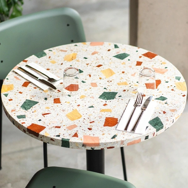 Table ronde en Terrazzo multicolore de la collection ''Wild''