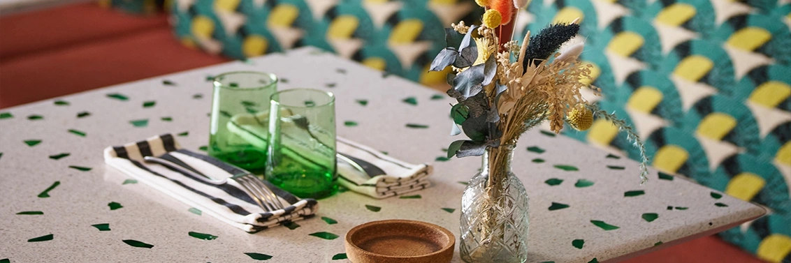 Plateau de table de restaurant en Terrazzo blanc et Cristal vert