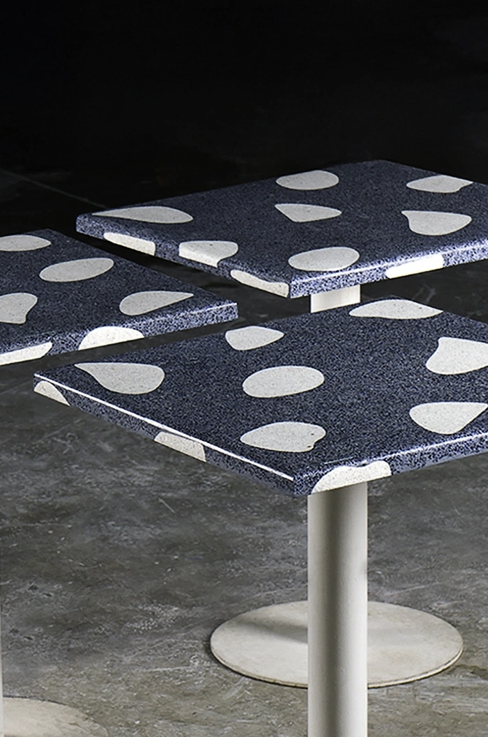 Tables en Terrazzo bleu et grands motifs blancs