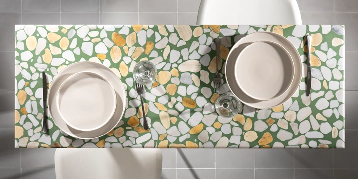 Table rectangulaire en Terrazzo vert décoré de galets blancs et jaune