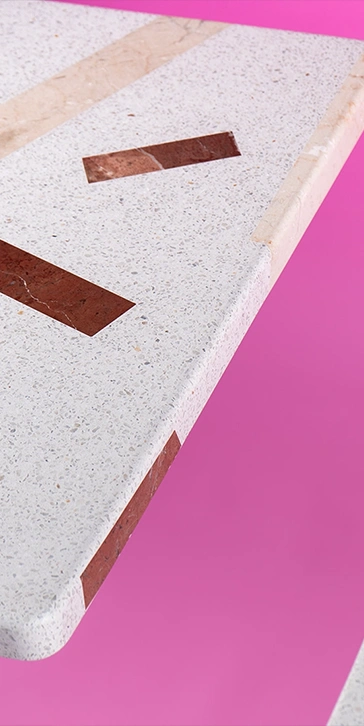 Petites tables de bistrot en Granito blanc et décors de marbre rose et rouge