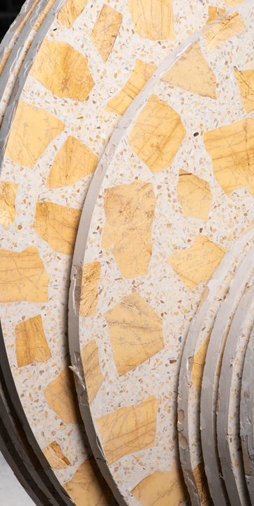 Ensemble de 10 plateaux ronds en Terrazzo jaune