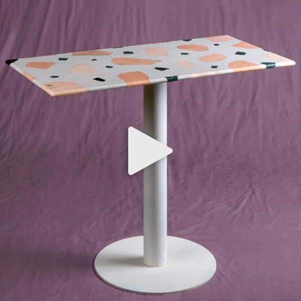 Plateau de table en Terrazzo d'épaisseur très fine, presque translucide.