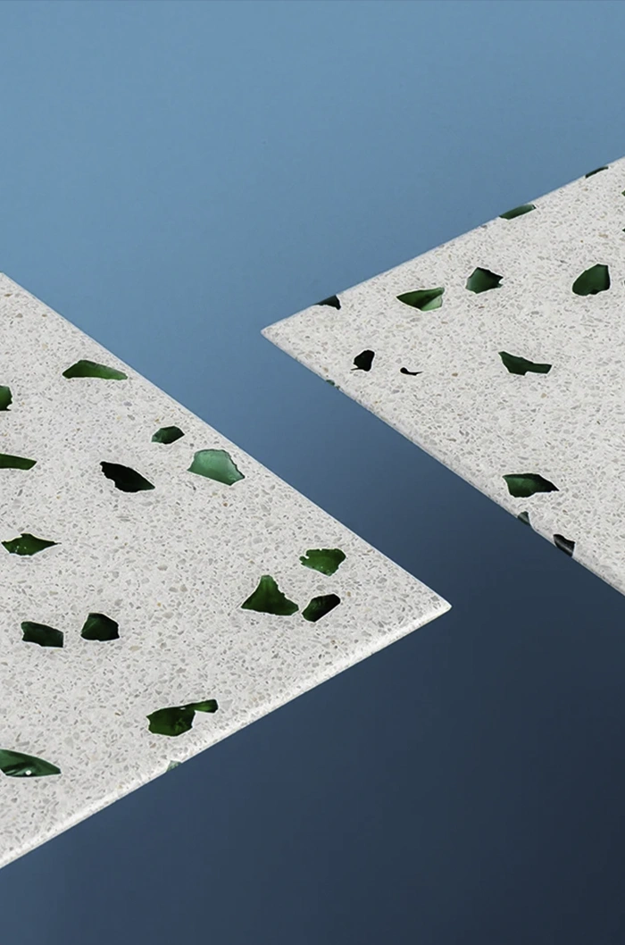 Plateau de table en Granito blanc décoré de fragments de Cristal vert