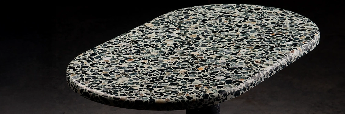 Table basse, plateau de forme ovalle en Terrazzo vert