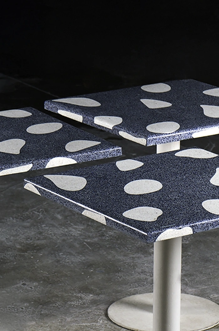 Ensemble de petites tables carrées en terrazzo à grains fins, bleu et blanc