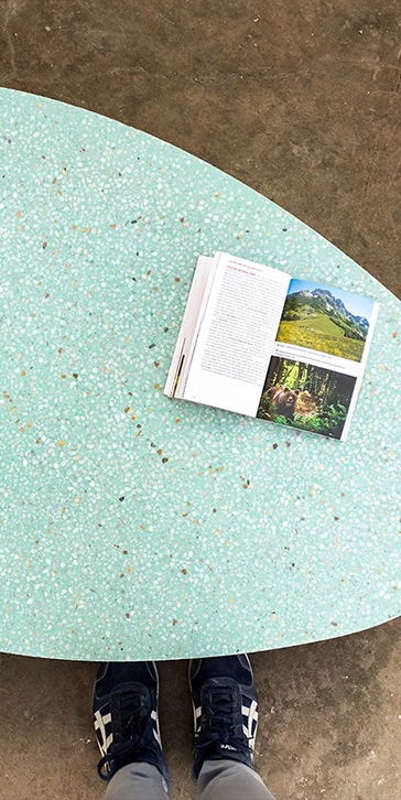 Tables basses de forme ovoïde en terrazzo personnalisé, aux couleurs pop