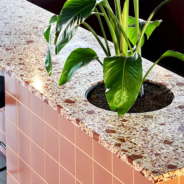 Grand comptoir (livré en plusieurs pièces) en Terrazzo de marbre rouge