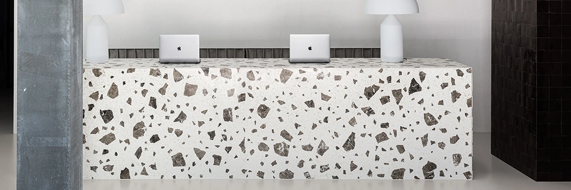 Comptoir d’accueil (livré en plusieurs pièces) en Terrazzo blanc et marbre noir