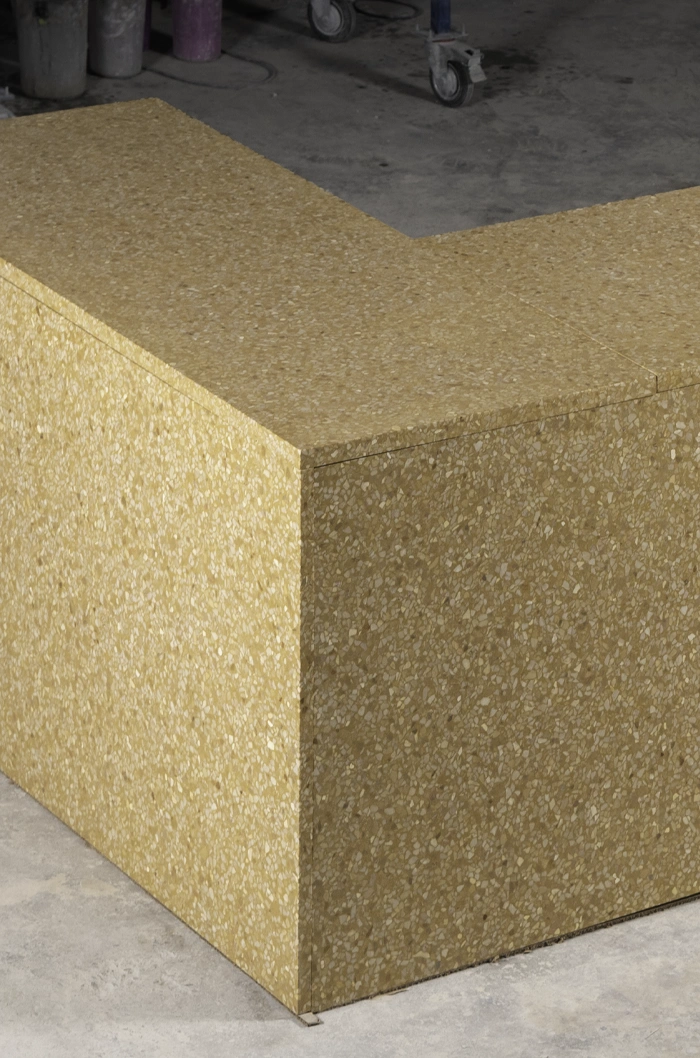 Grand comptoir de bar (livré en plusieurs pièces) en Terrazzo jaune