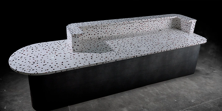 Comptoir-bureau de reception en Terrazzo blanc et Cristal rouge