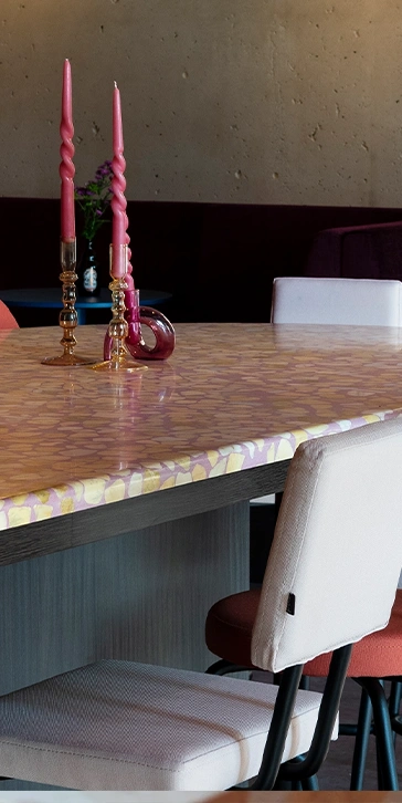 Îlot-comptoir de bar en Terrazzo couleur pop