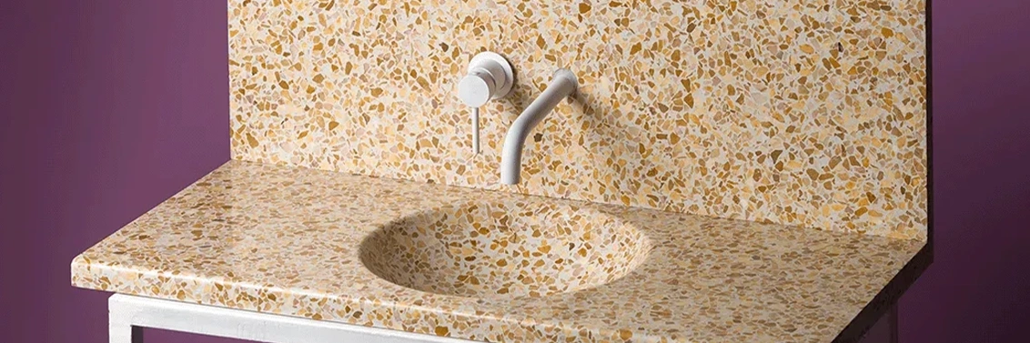 Petit lavabo monobloc en Terrazzo avec credence