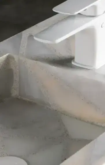 Lave main monobloc en Terrazzo a motifs triangulaires