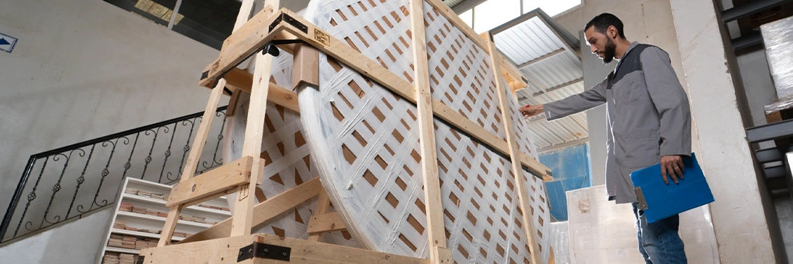 Envoi d'un plateau de table de grande dimension sur palette protégée