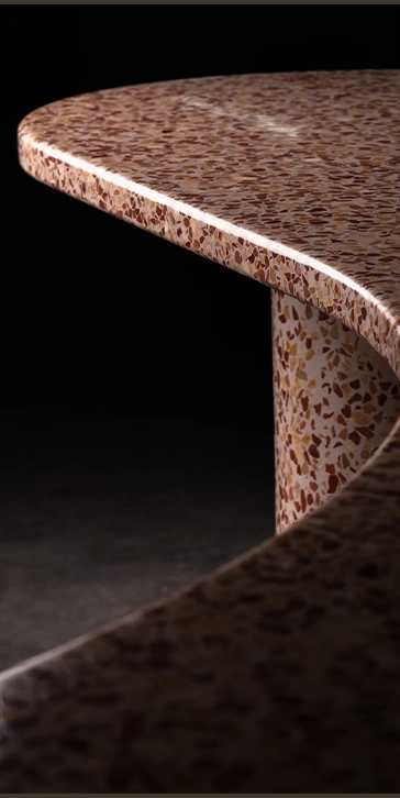 Tres grande table-comptoir ''kidney-shaped'' en Terrazzo avec 2 pieds cylindriques