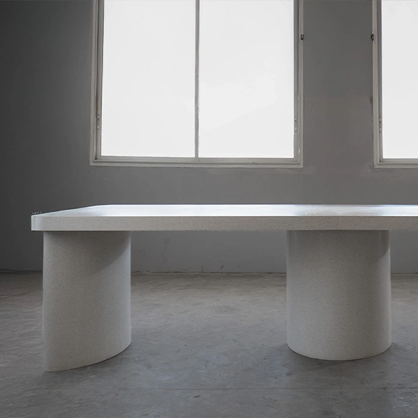 Très grande table (en 2 pièces) avec 3 pìeds cylindriques