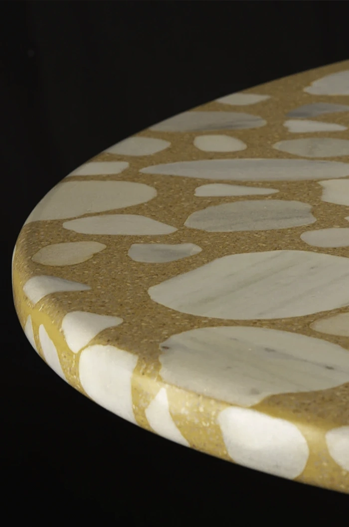 Grand plateau de table en Terrazzo jaune et galets de marbre blanc