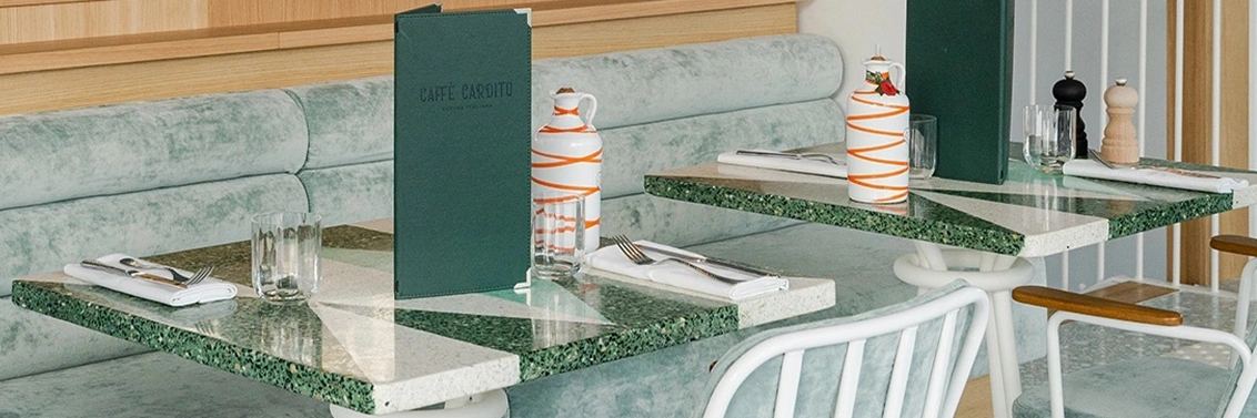 Tables de restaurant Terrazzo vert et blanc avec motifs géométriques