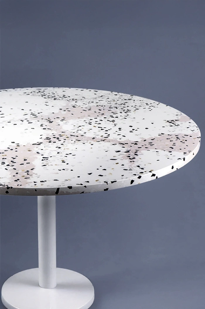 Plateau de table rond en Terrazzo aléatoire « flow » rose et blanc