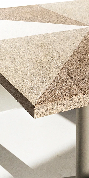 Plateau de table en Terrazzo blanc, beige et ocre dans un motif géométrique