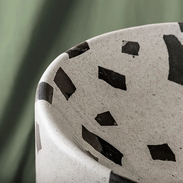Lavabo sur pied en Terrazzo noir et blanc