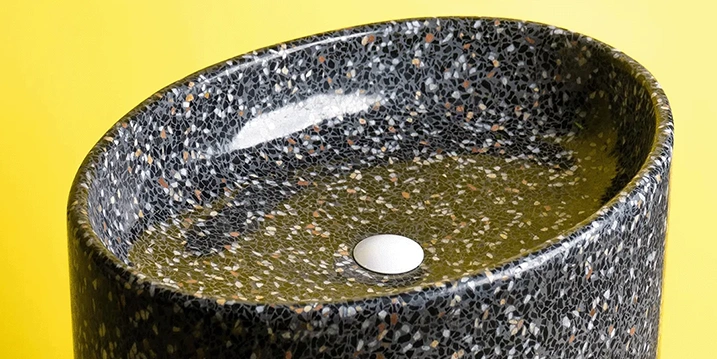 Lavemains cylindrique sur piedestal en Terrazzo noir