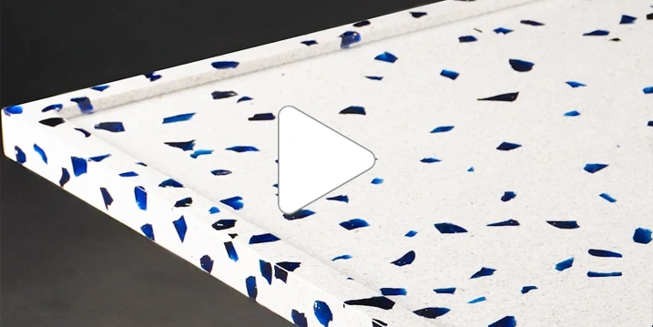 Plateau de douche en Terrazzo blanc et Cristal Bleu
