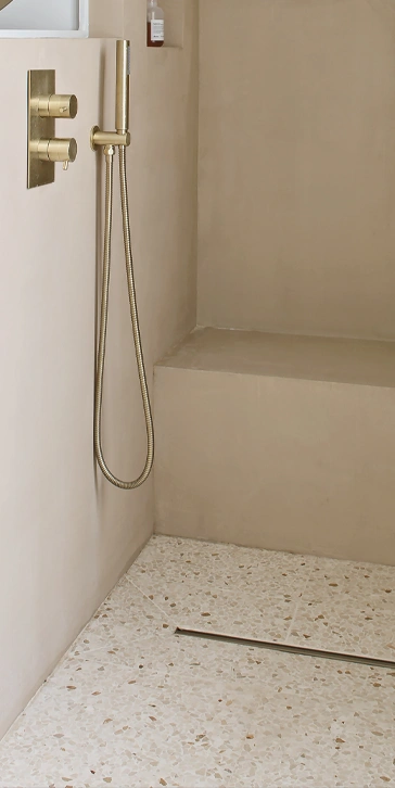 Douche terrasse ''walk-in'' en Terrazzo beige