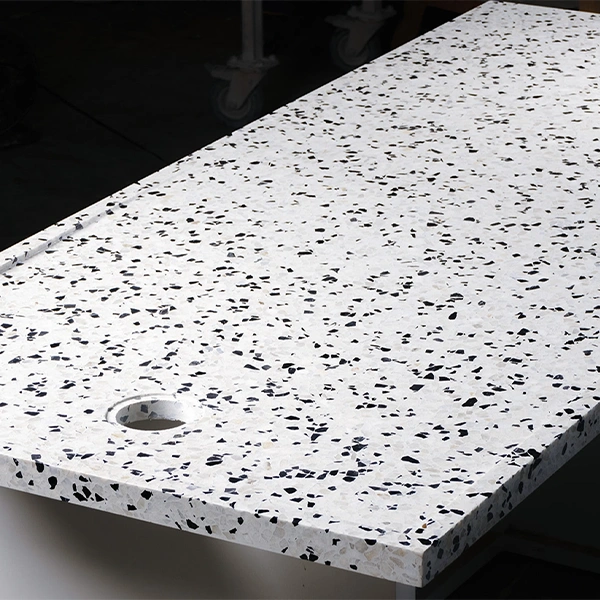 Receveur de douche en Terrazzo blanc et marbres gris en noir