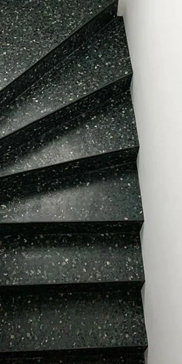 Marches et contremarches sur mesure en Terrazzo noir