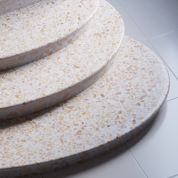 Marche de depart et contremarche courbes pour un escalier sur mesure en Terrazzo