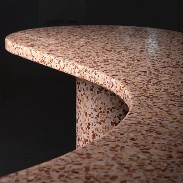 2 pieds cylindriques pour cette grande table-comptoir ''kidney-shaped''