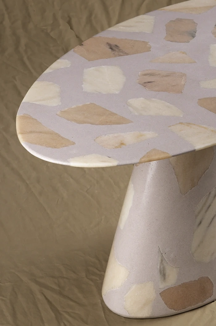 Support central cônique pour cette petite table de salon en Terrazzo ''palladiana'' rose