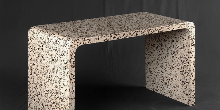 Table monobloc, plateau et pietements coulés d'une seule pièce