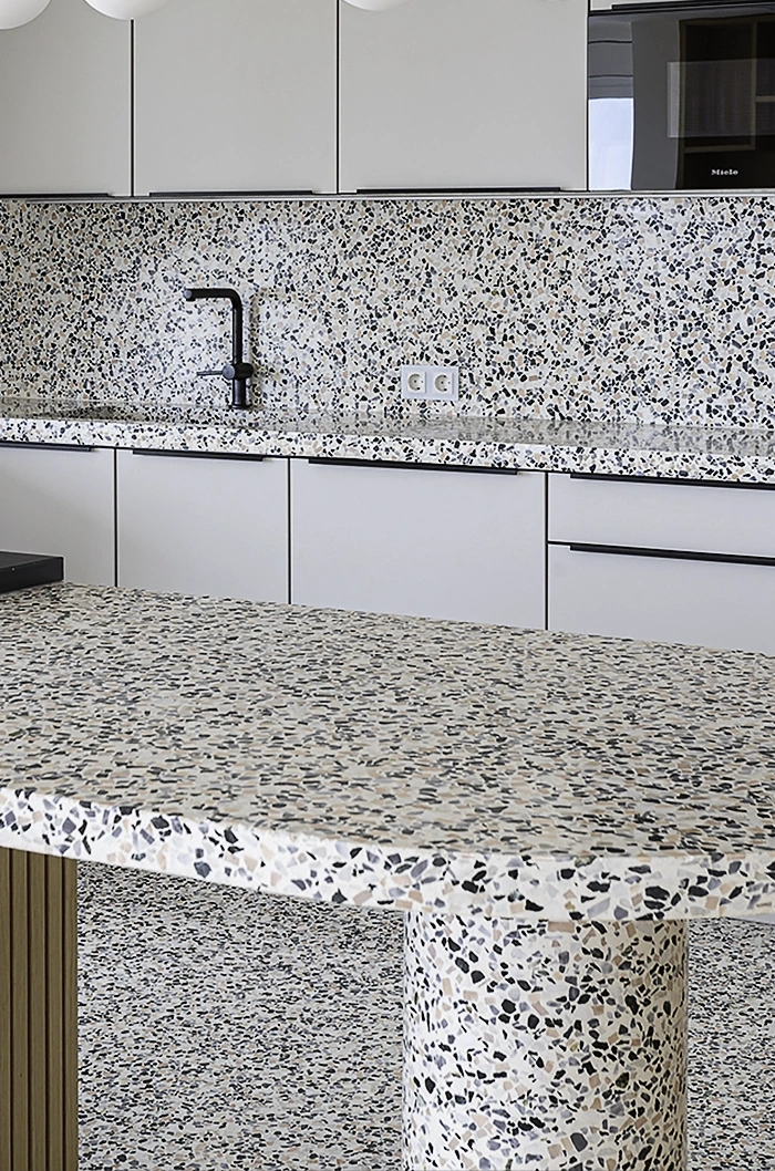 Ilot de cuisine + plan de travail + credence + sol en Terrazzo