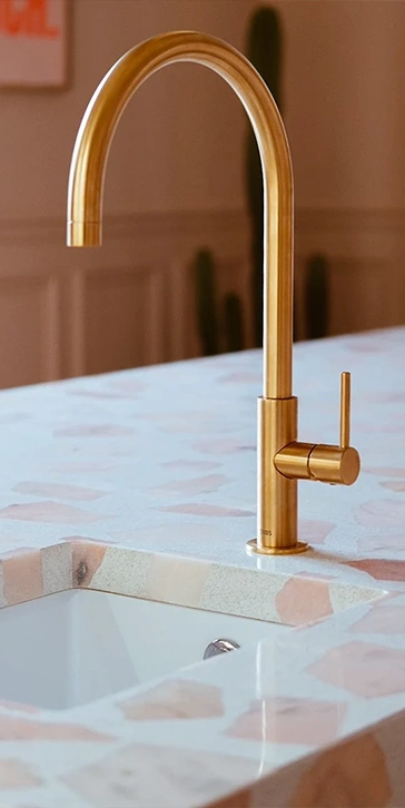 Îlot de cuisine, plan de travail et credence en Terrazzo de marbre rose