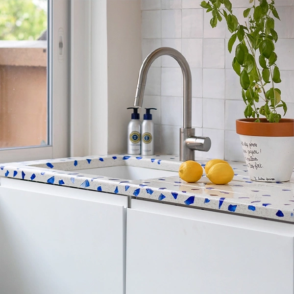 Plan de travail et îlot de cuisine en Terrazzo Cristal bleu
